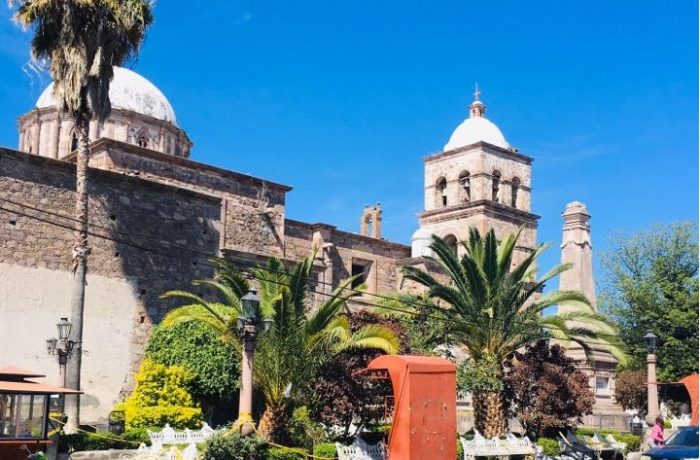 Tempo parroquial y el Jardín Héroes del 64